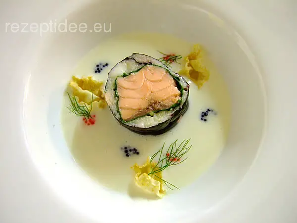 Selleriecremesuppe mit Lachsröllchen im Mangoldmantel