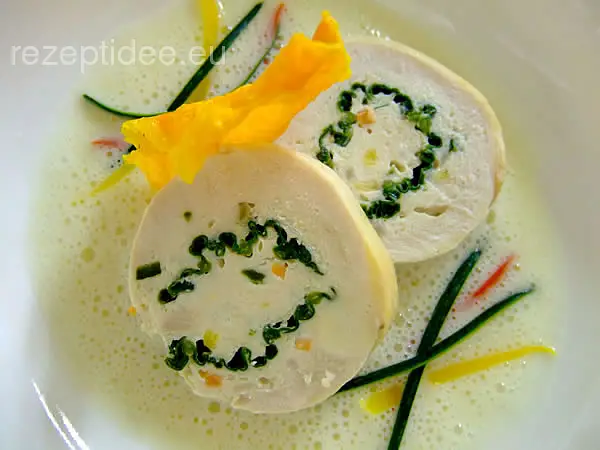 Weiße Bohnencremesuppe mit Perlhuhnrolle