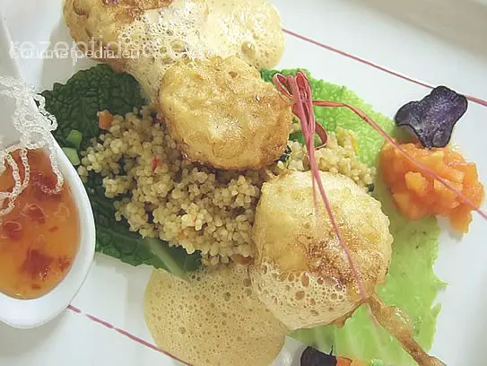 Spießchen von Jakobsmuscheln in Tempura gebacken auf Gemüsekuskus und ...