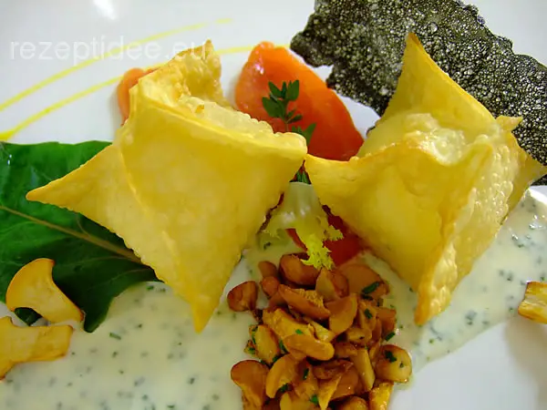 Frittierte Wonton mit Pfifferlingsfülle auf Schnittlauchsauce mit ...