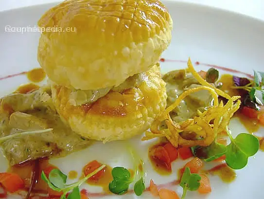 Blätterteigkissen mit Steinpilzragout und Tomatenwürfel