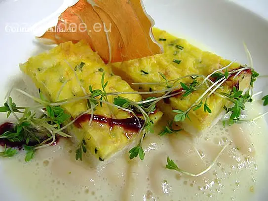 Weiße Bohnencremesuppe mit Kräuterbrotschnitten und Knusper-Rohschinken