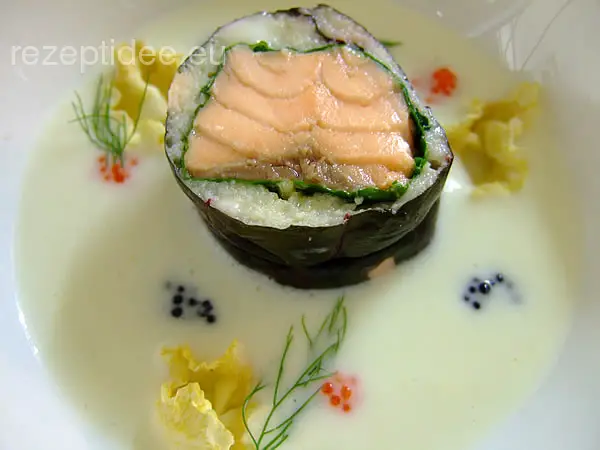 Selleriecremesuppe mit Lachsröllchen im Mangoldmantel