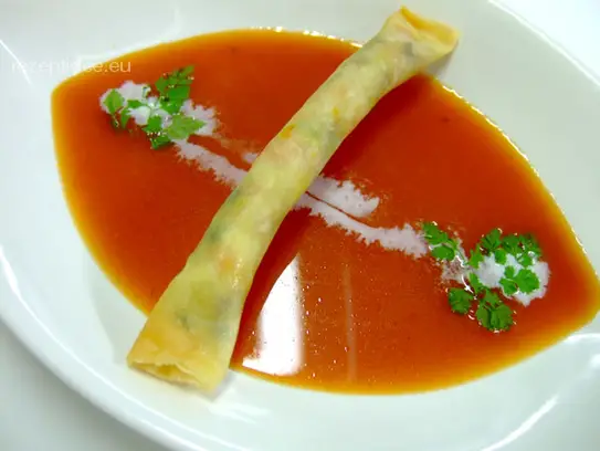 Tomatencremesüppchen mit Frühlingsröllchen vom Gemüse mit Basilikumaroma